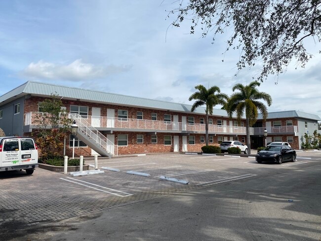 Building Photo - 853 SE 4th Ct Unit 16