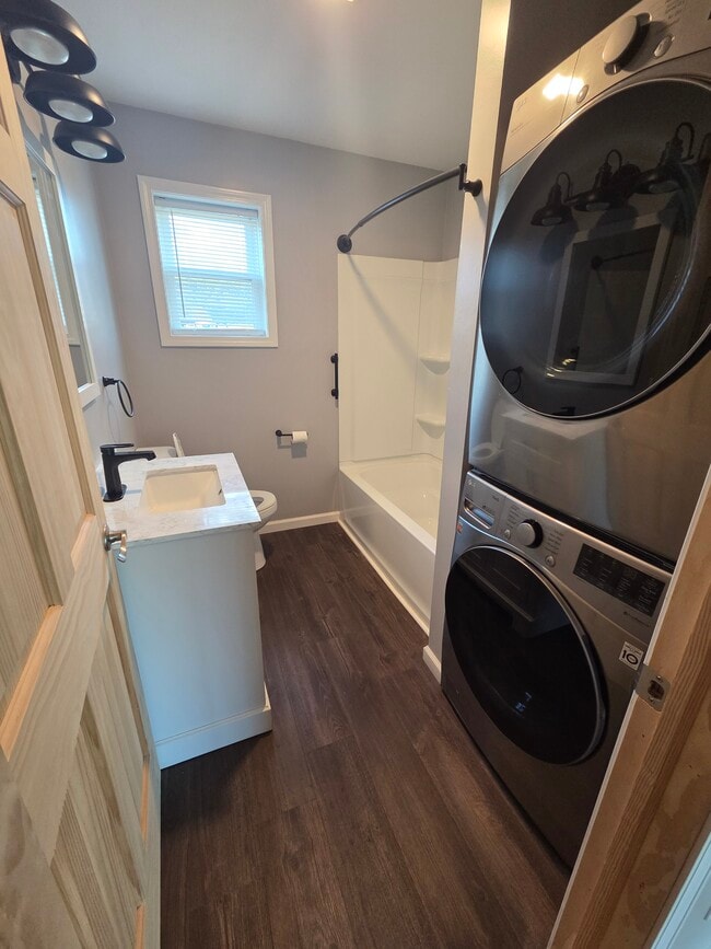 Full Bath w/ Laundry