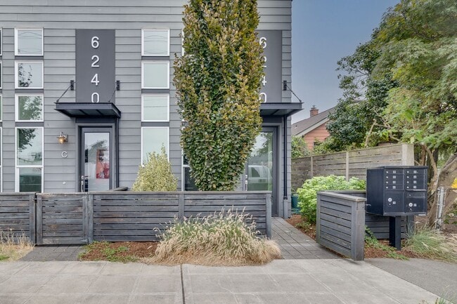 Building Photo - 2 bedroom open lay out townhome in Georget...
