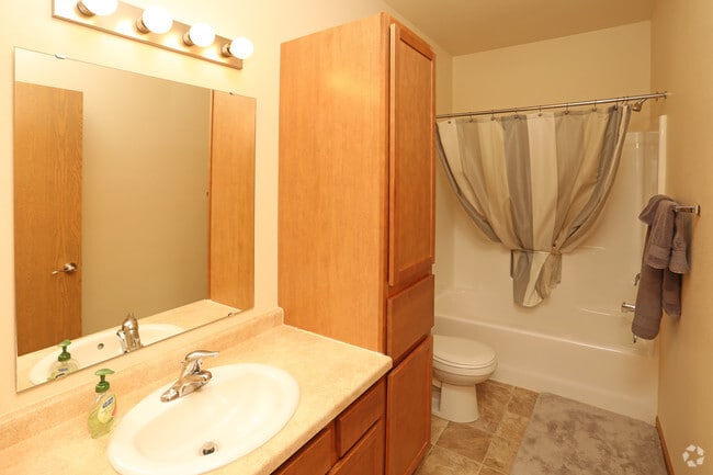 2BR, 2BA, Fully Furnished - 1,037 SF