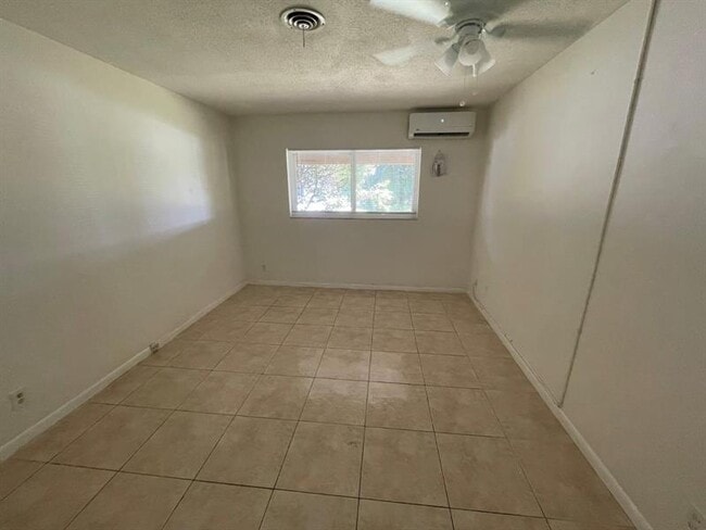 Photo - 2753 NE 32nd St