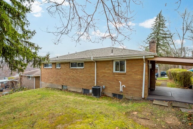 Photo - READY FOR MAY 15TH!! STUNNING & UPDATED 3-BEDROOM IN WHITE OAK!