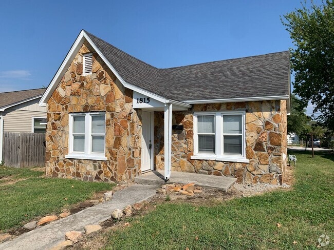 Building Photo - COMING SOON: Adorable 2 bedroom, 2 bathroo... Rental