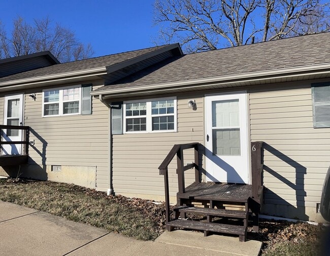 Building Photo - 2 BEDROOM 1 BATHROOM APARTMENT FOR RENT