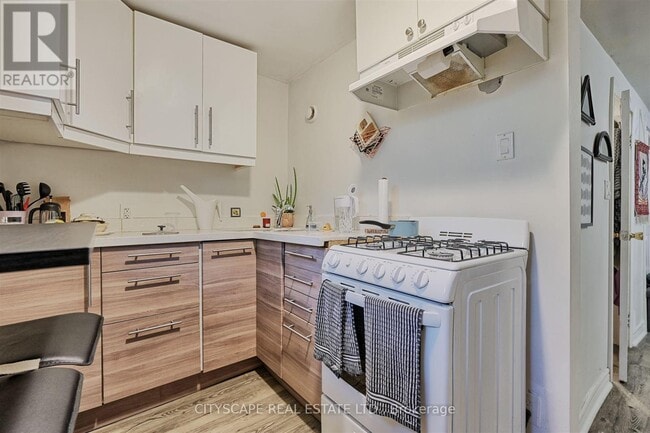 Photo - 193 Coxwell Ave