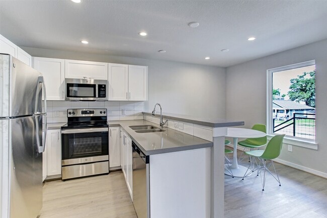 Photo - 645 E 11th 1/2 St