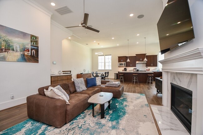 Building Photo - 703 Bringhurst St