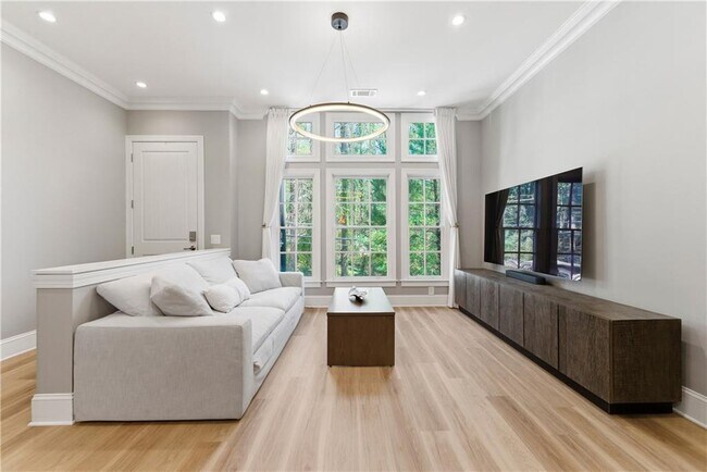 Photo - 2910 Hermance Dr NE