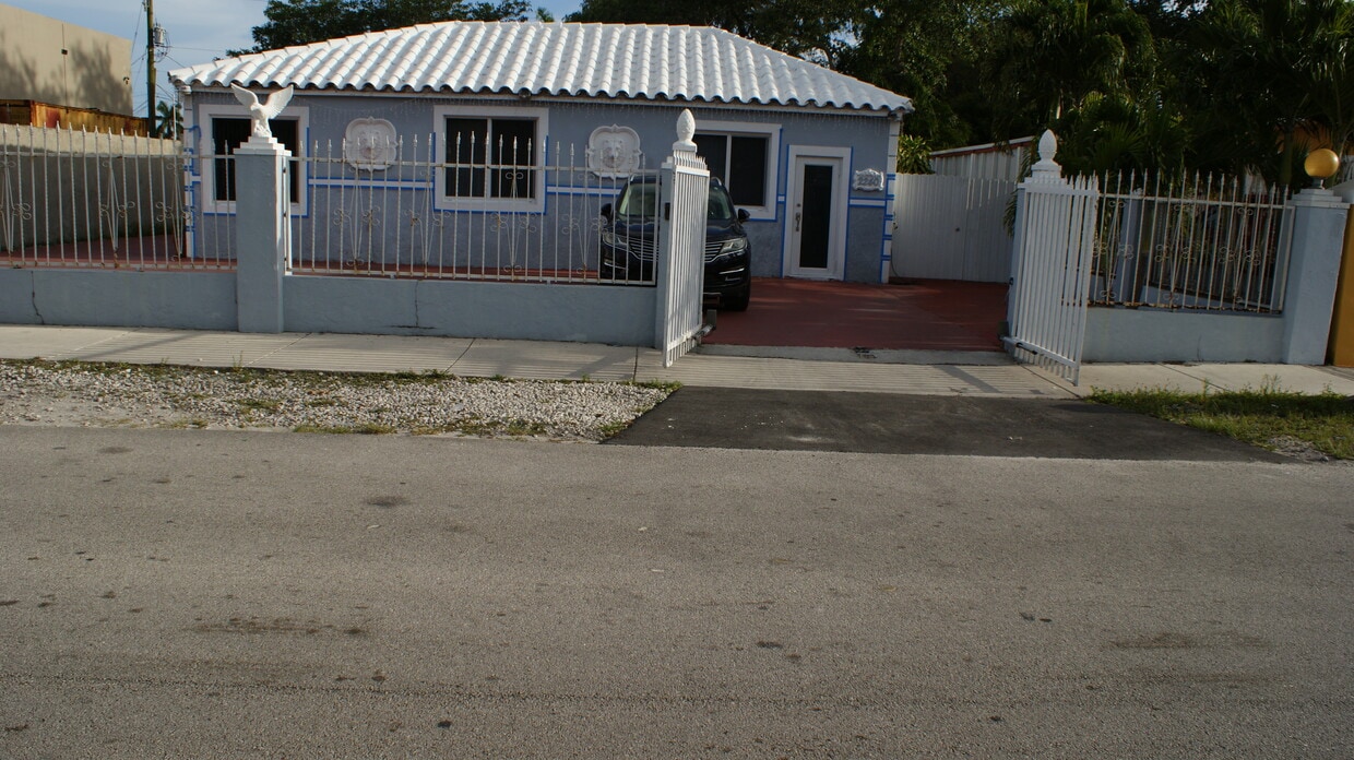 Studio for rent - 2240 NW 90th St (Miami, FL)
