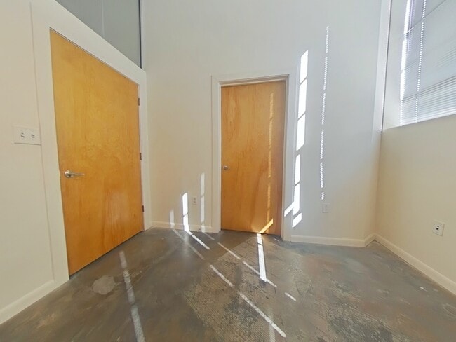 Photo - 1011 W Marshall St Unit 125