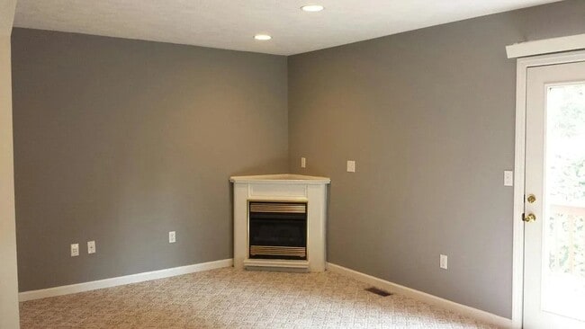 Fireplace in the living room - 1405 Cain St