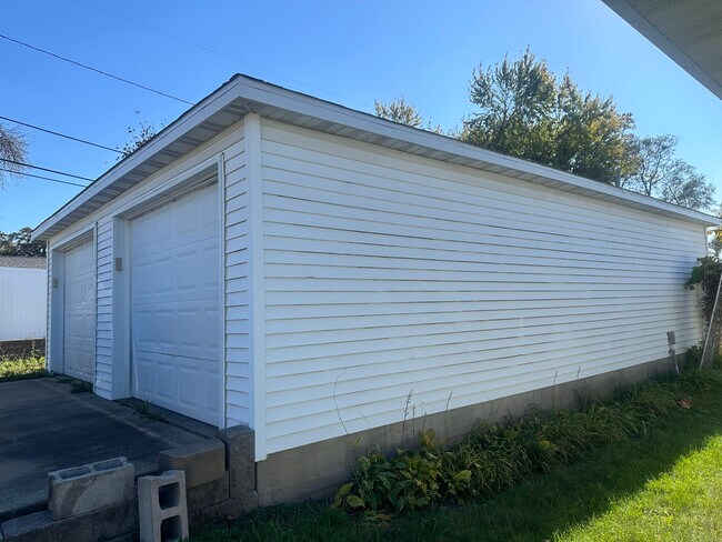 Photo - 105 W Willman St