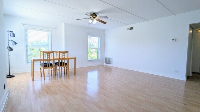 Photo - 2610 Oakton St