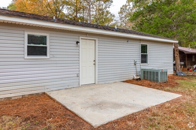 3BR, 1BA - 912SF