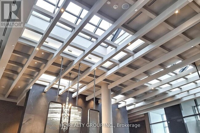 Photo - 8 Interchange Wy Unité 3101