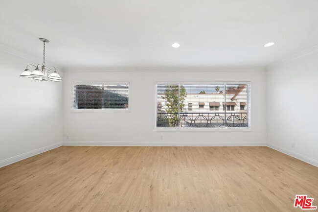 Photo - 133 N Swall Dr Unidad 203