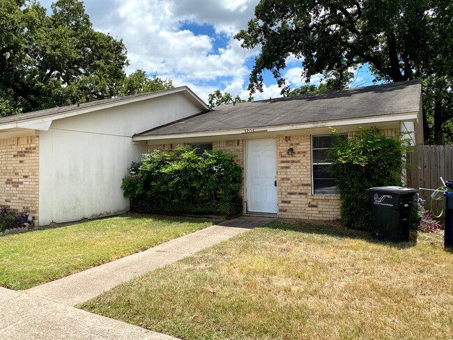 2/1 Duplex Available 7/30/2025! - 2/1 Duplex Available 7/30/2025! Casa