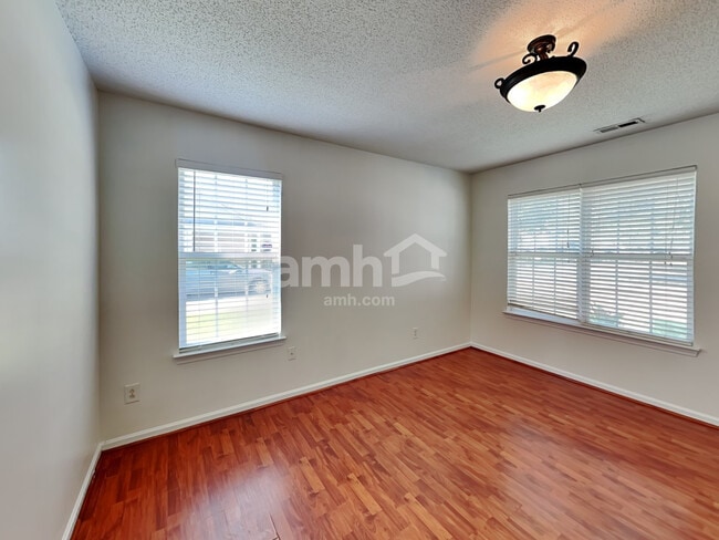 Photo - 8820 Cornwall St