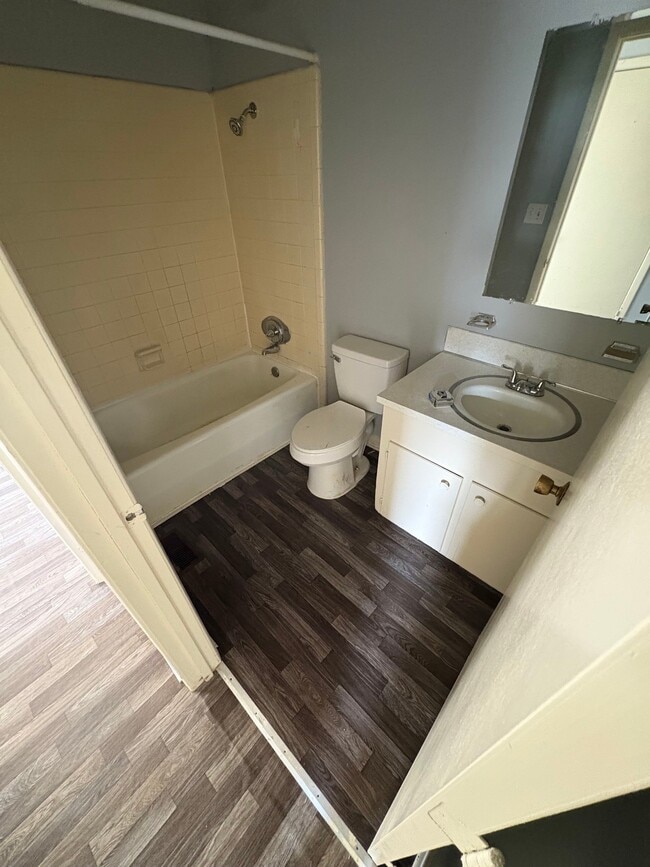 Photo - 937 Kings Rd Unit B