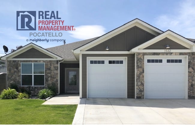 Building Photo - 3 bedroom 2 bath twin home is a must see! - Small dog Friendly