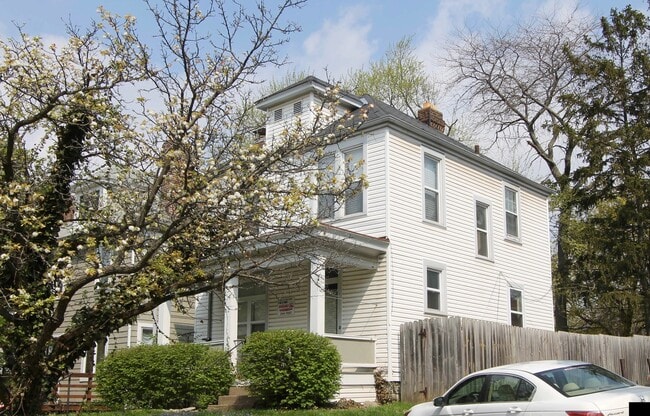 Building Photo - 3 bedroom 1 bath single family home with y...