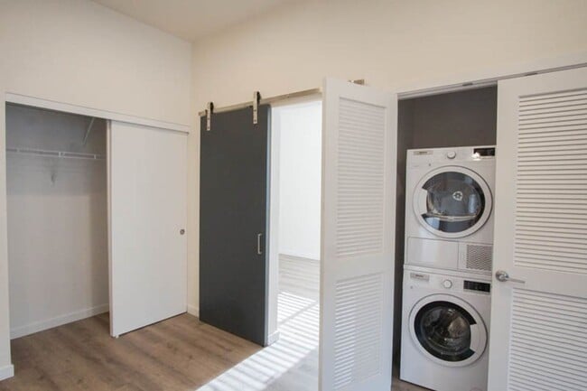 Photo - John's Landing: Top Floor Modern 2 Bdr w/ W&D + AC! Unidad 301