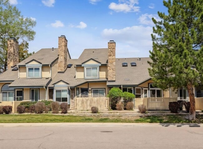 Building Photo - Wonderful townhome unit in Arvada! MOVE IN READY!!