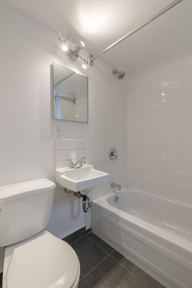 Photo - 25 Av des Pins O Unit 330