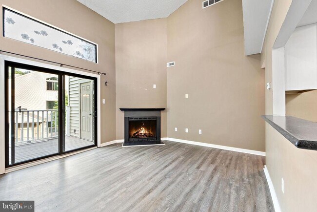 Photo - 1512 Roberts Way
