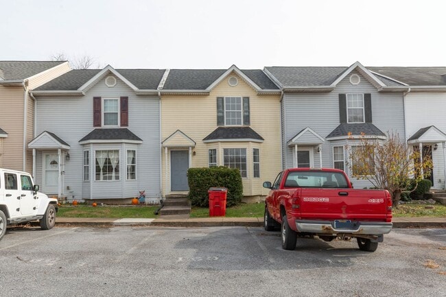 Building Photo - 3 Bed, 2.5 Bath, Townhome in Inwood, WV