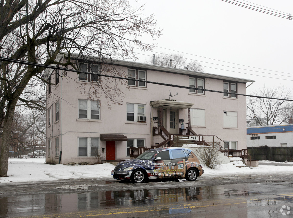 Photo - 744 N Cassady Ave Apartments