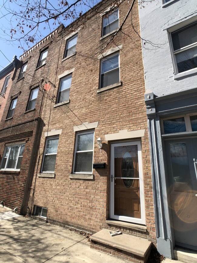 Building Photo - Modern 3-Story, 4 Bedroom , 2.5 Passyunk Sq. Home w/ W/D, HW fls., Deck, Dishwasher and more!