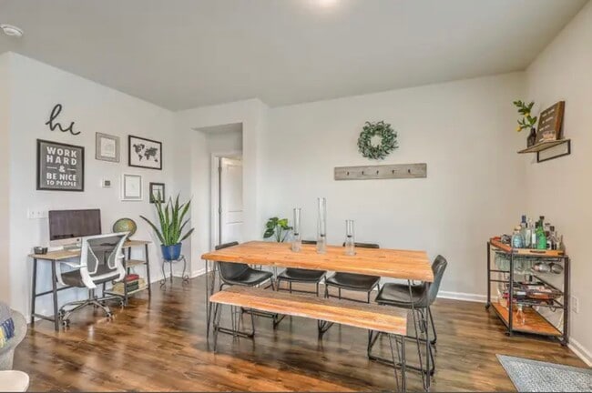 Photo - 405 Bering Ln