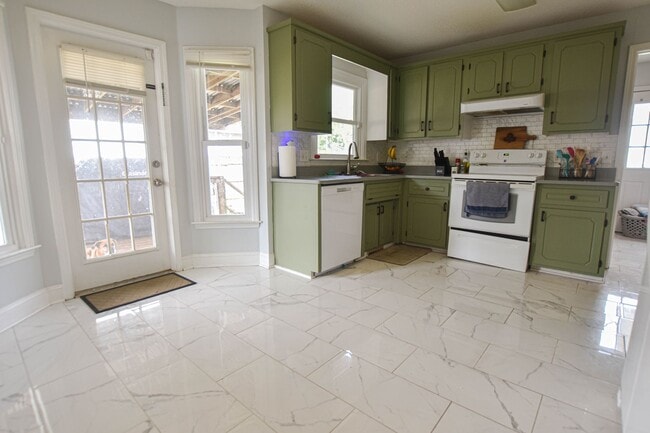 Photo - Pet Friendly Five Bedroom!