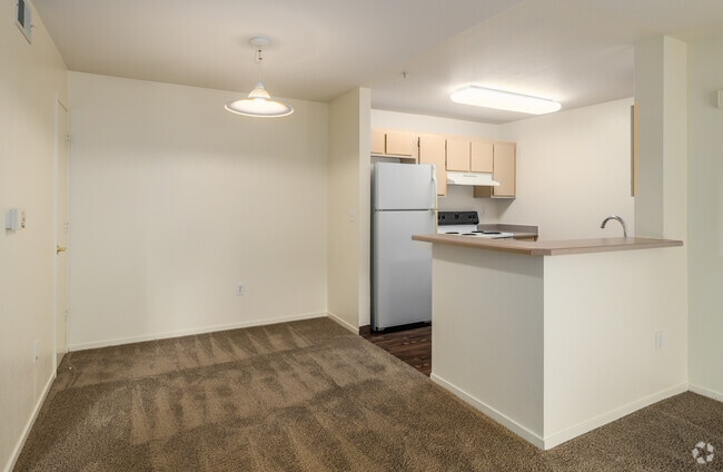 1BR, 1BA - 705SF - Dining Room