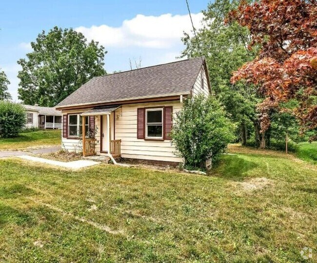 Building Photo - Coming Soon! Charming Cape Cod Near Coloni... Rental