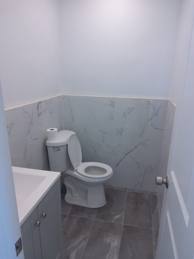 Bathroom - 259 22nd St Unidad 6