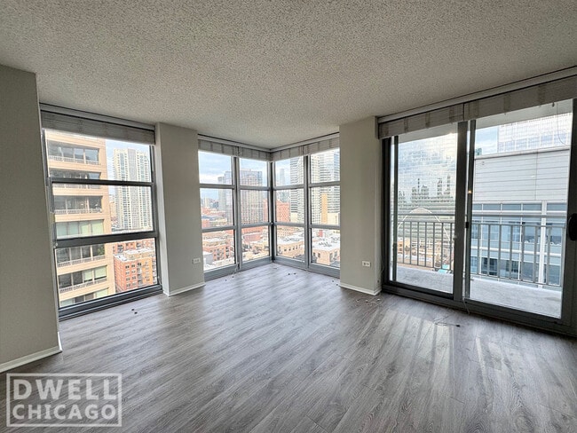 Building Photo - 608 W Lake St Unit 2501