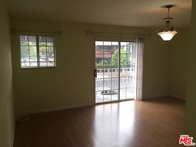 Photo - 5822 Harold Way Unidad D