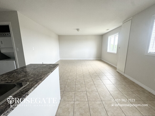 Photo - Pet-Friendly 2-Bedroom Apartment with Garage & Driveway Parking – Hamilton Unité 112