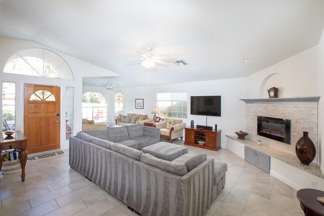 51880 Avenida Madero