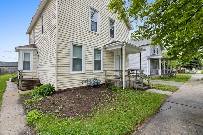 Building Photo - 527 5th St Unit 1