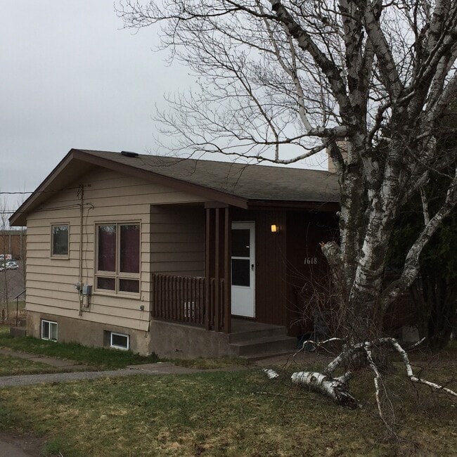 Building Photo - 1618 Maple Grove Rd Unit Upper