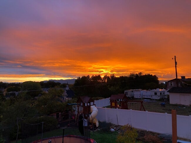 Building Photo - 818 S Canyon Dr