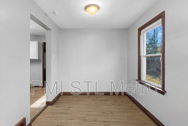 Photo - 2546 Main St