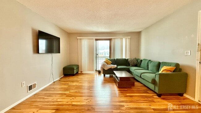 Photo - 304 Bromley Pl