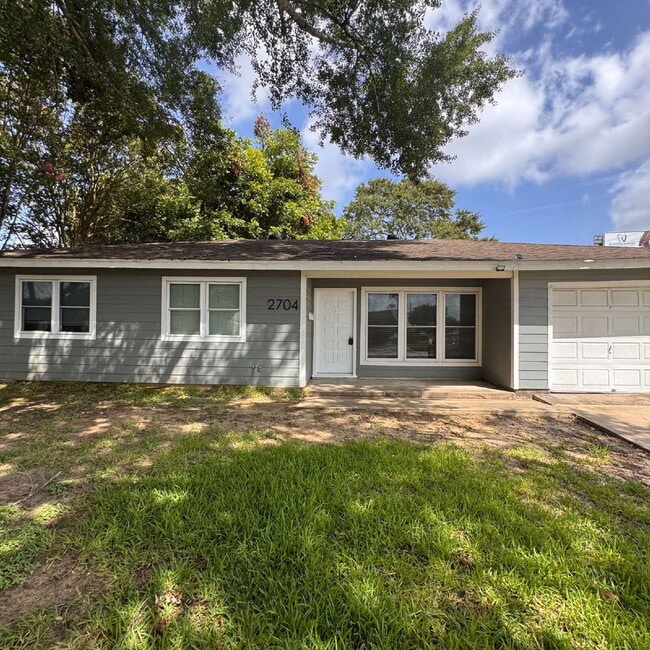 Building Photo - Upgraded Living in the Heart of Mid-County!