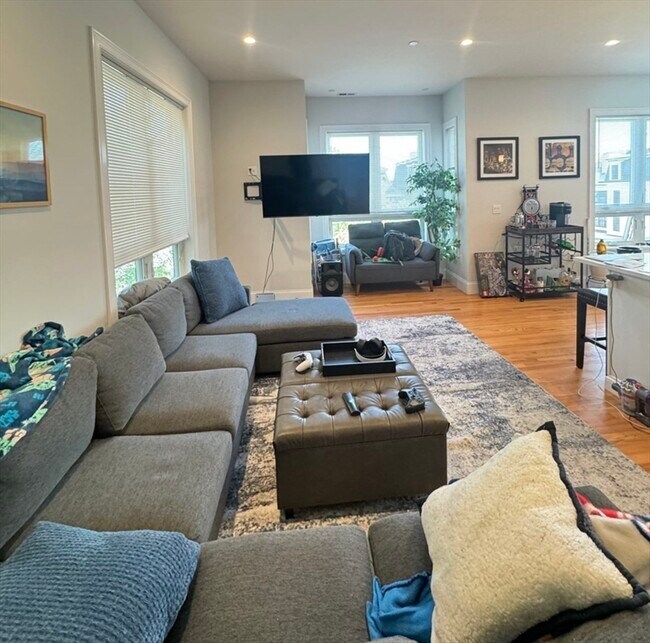 Photo - 353 Dorchester St Unidad 3