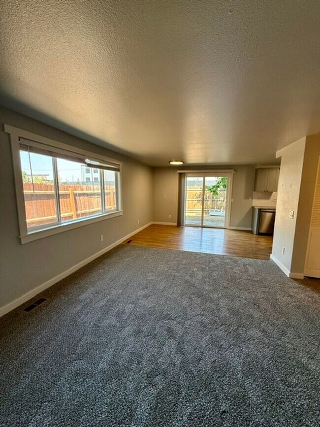 Photo - 694 SE Centennial St Unidad 694