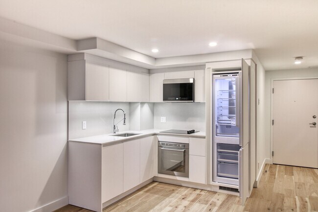 Building Photo - 3460 Rue Peel Unit 905